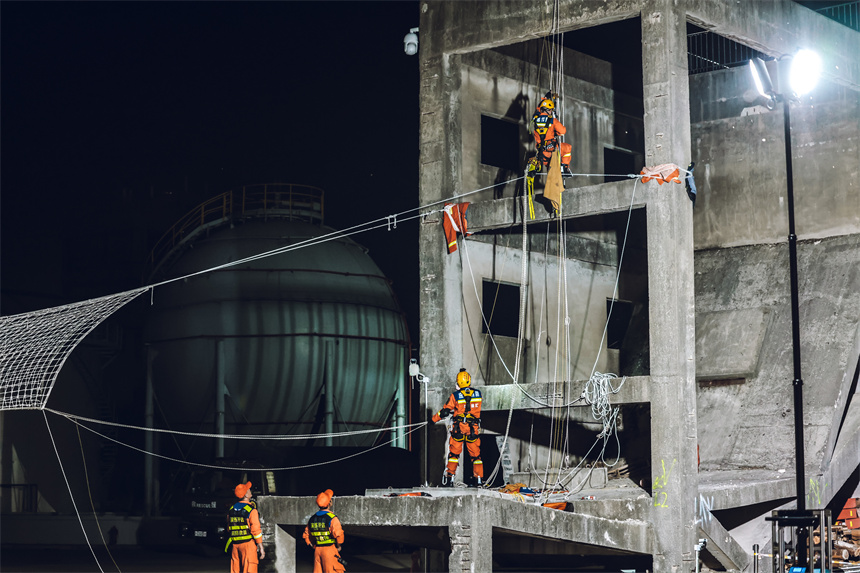 上海消防開展地震救援實戰演練