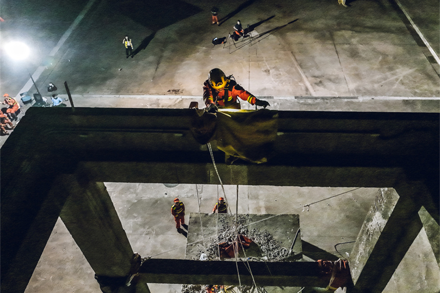 上海消防開展地震救援實戰演練