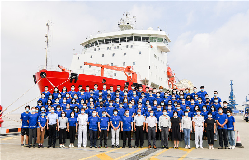出發前，師生們在雪龍號前的合影。皎宣攝