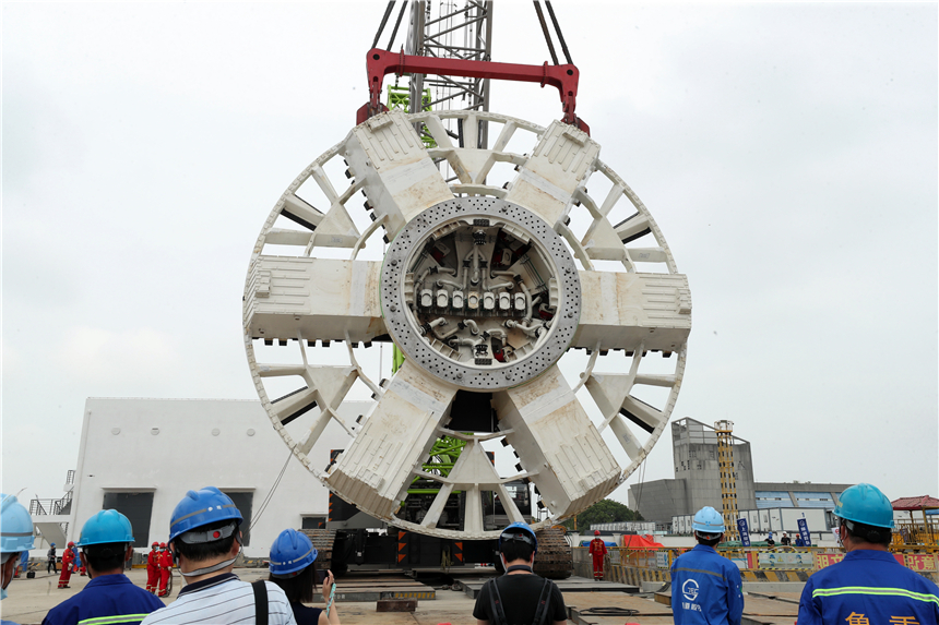 上海：軌道交通崇明線“申通號”盾構機刀盤順利下井