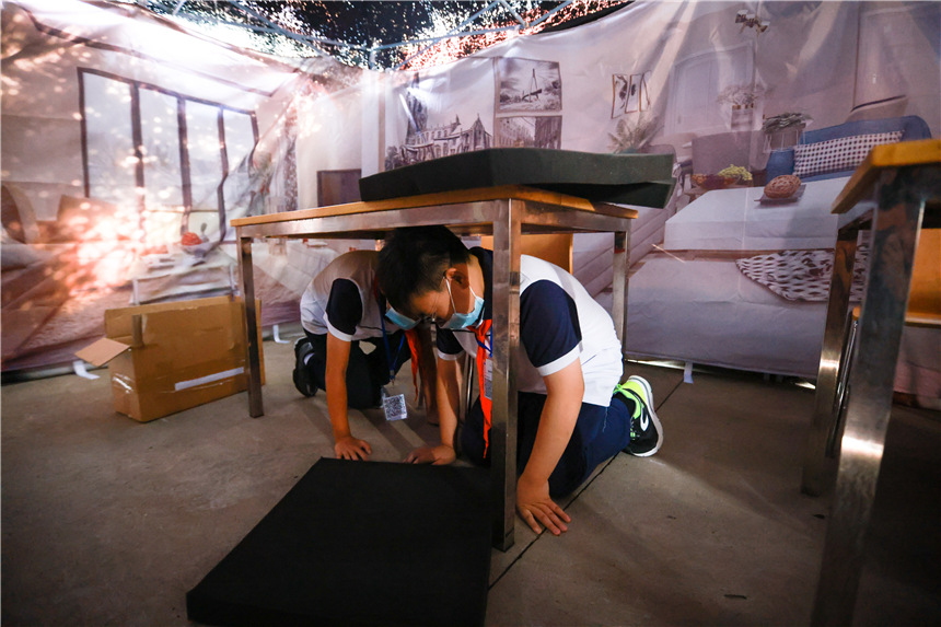 上海全市初一學生實地開展消防安全實訓課