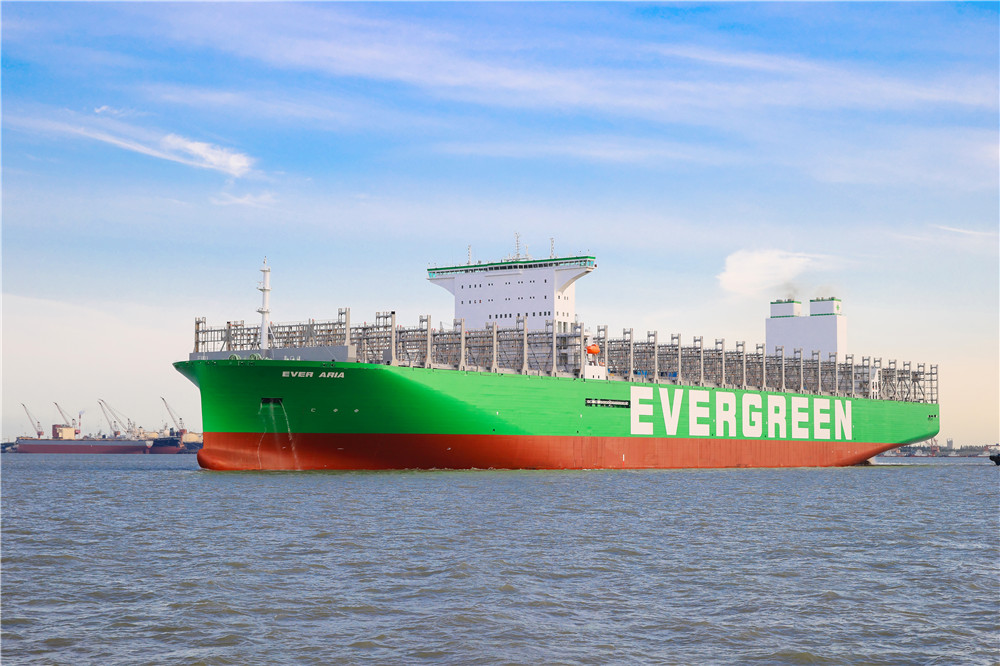 第二艘全球最大集裝箱船在滬交付。張黎攝