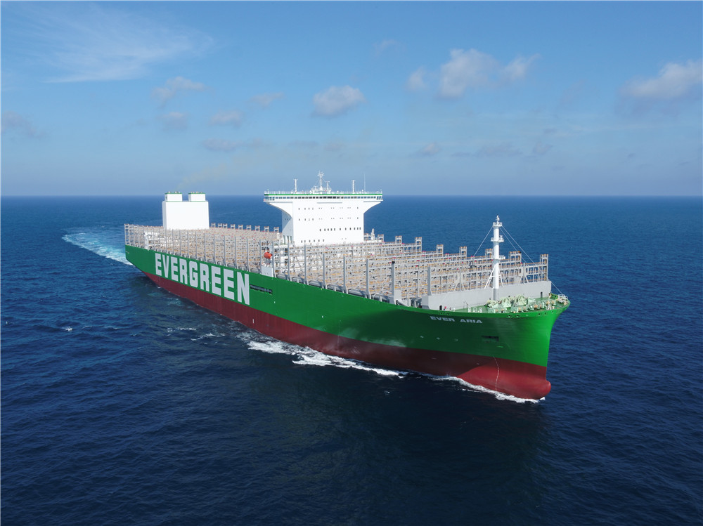 第二艘全球最大集裝箱船在滬交付。張黎攝