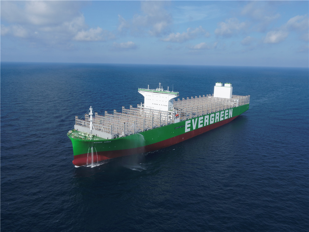 第二艘全球最大集裝箱船在滬交付。張黎攝