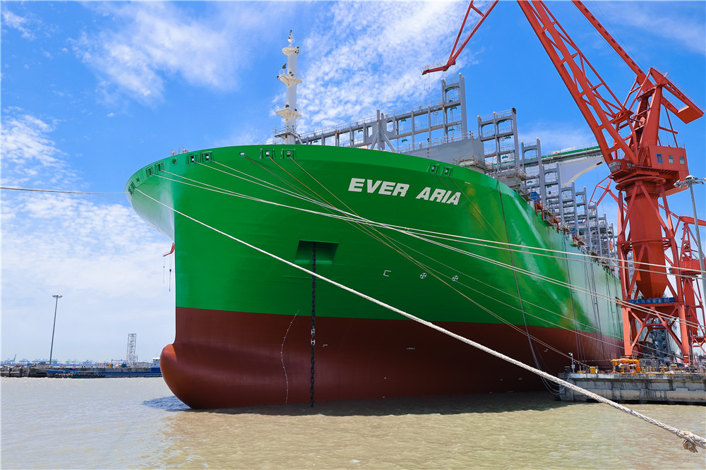 第二艘全球最大集裝箱船在滬交付。張黎攝