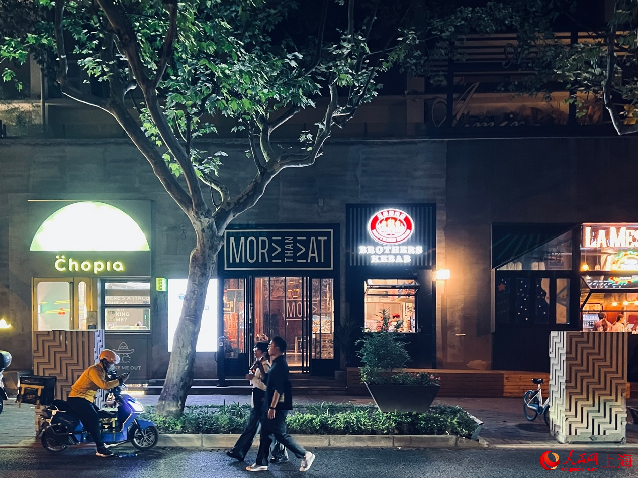 靜安區巨鹿路上餐廳的創意門頭。馬作鵬攝