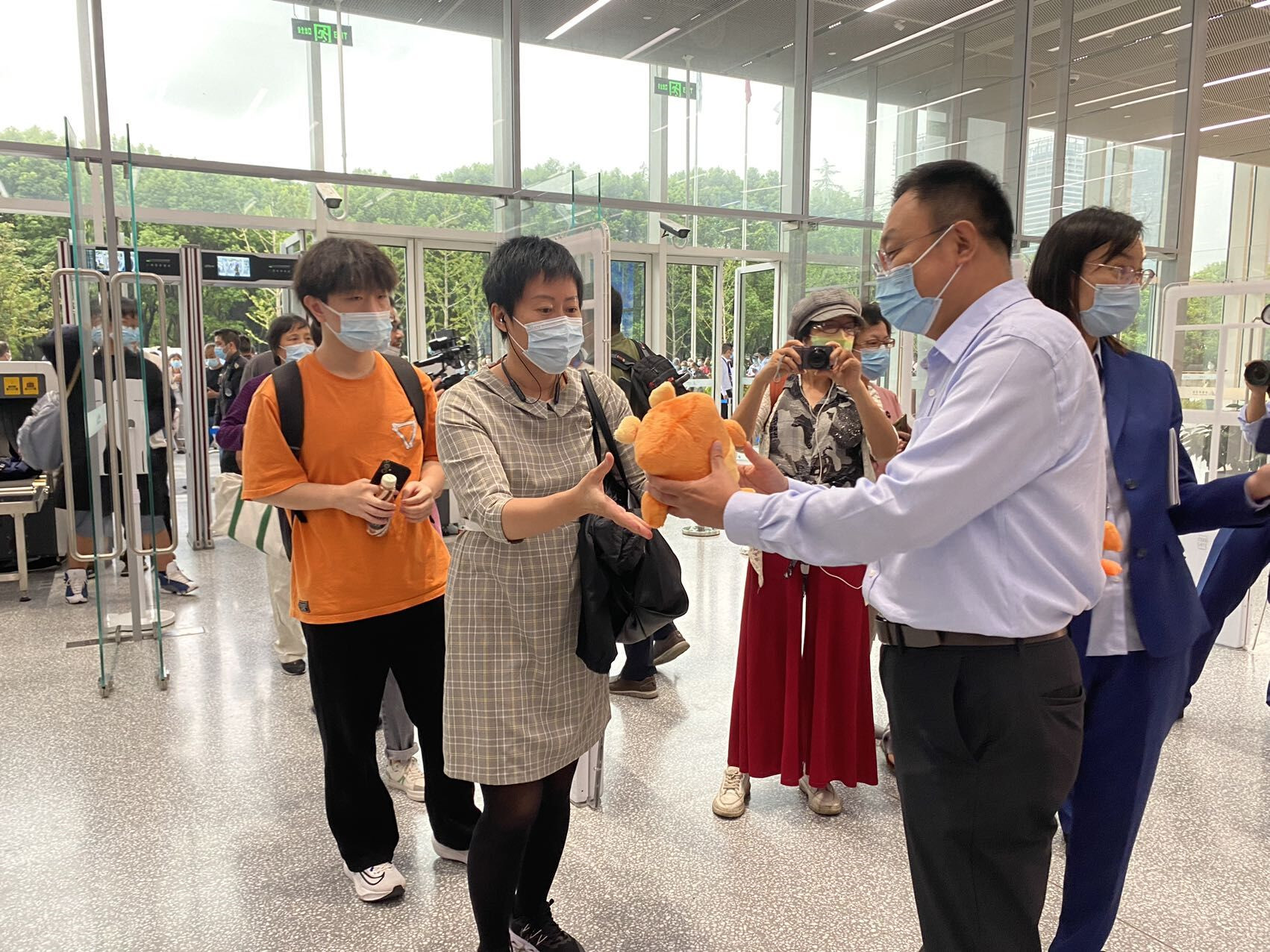 第一批進入上圖東館的市民可以領到一個可愛的吉祥物(陳晨攝)