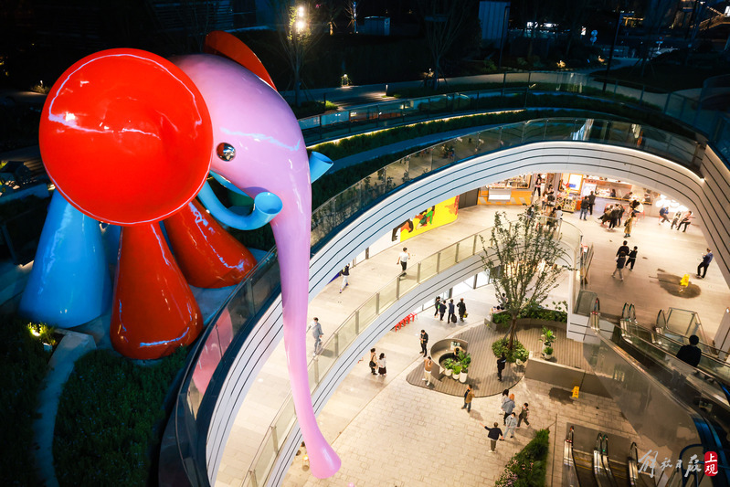 名為“大象親子樂團”的戶外藝術裝置。