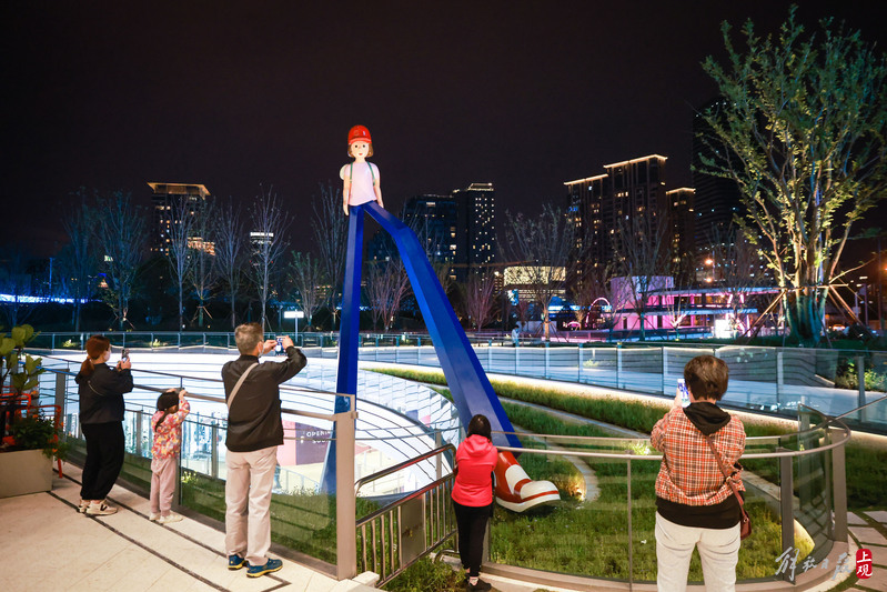 作品“邁上！”主人公男孩的右腿有3層樓那么高，這一裝置又被大家親切地稱為“長腿男孩”。