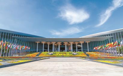 日前，第五屆進博會主題花卉正在緊張鋪設中，已進入收尾階段。 本報記者 孟雨涵 攝