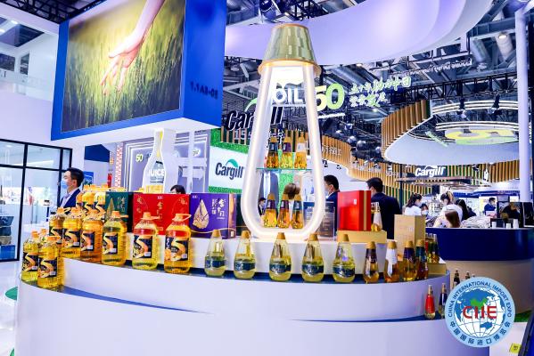 第五屆進博會倒計時之際，多家全球企業提前鎖定第六屆進博會入場券  由中國國際進口博覽局、國家會展中心（上海）主辦的第六屆招展啟動儀式成功舉辦。進口博覽局副局長孫成海出席并宣布活動正式啟動。40家企業和機構與進口博覽局簽約第六屆進博會，以實際行動表達看好中國市場的決心。今年是進博會五周年。五年來，在“越辦越好”總要求指引下，進博會這塊“金字招牌”越擦越亮，已成為全球共享的國際公共產品。盡管距離第五屆進博會還有一個月，眾多新老朋友率先鎖定第六屆進博會的入場券。[詳細] 