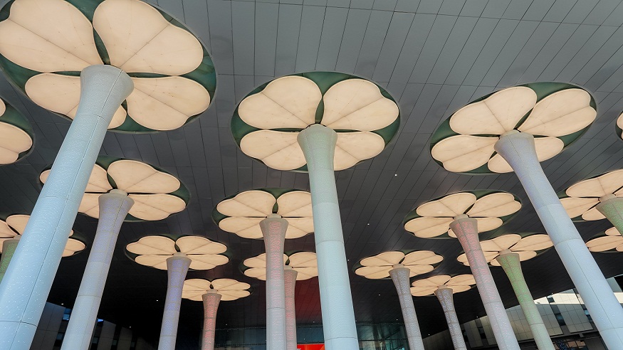 進博會兌現開放承諾，世界再赴“東方之約”  邁入第五個年頭的進博會碩果累累?！罢蛊纷兩唐贰?，前四屆進博會參展企業發布新產品、新技術、新服務超過1500項，累計意向成交額達2700多億美元?！皡⒄股套兺顿Y商”，僅前三屆進博會就帶動外資項目622個，投資額約305億美元。作為第一個以進口為主題的國家級展會，年年如約而至的進博會，給世界貢獻的遠不止滿載全球好物的“購物車”，更是中國對高水平開放承諾的兌現。[詳細] 