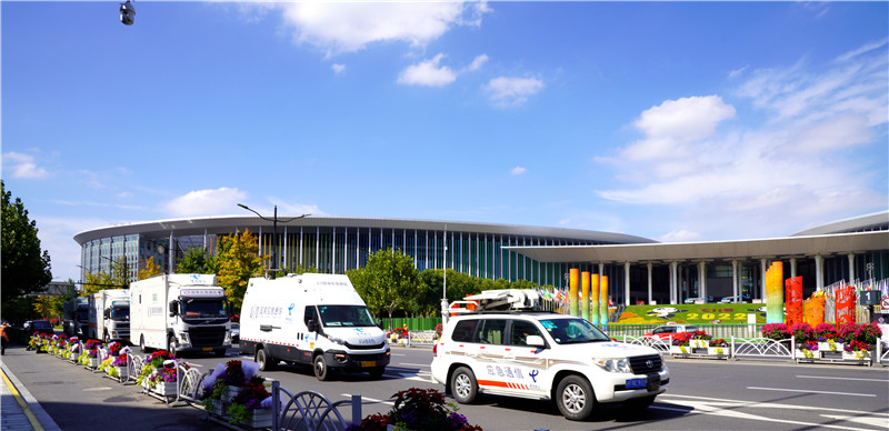 上海電信14輛應急通信車趕赴進博會現場，執行通信保障任務。王萬隆攝