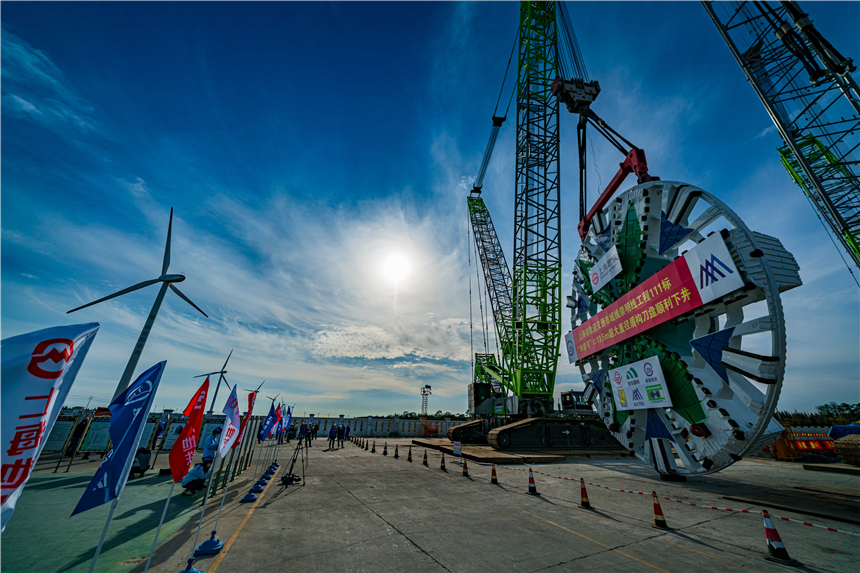 上海軌道交通崇明線“申崇號”盾構機刀盤順利下井