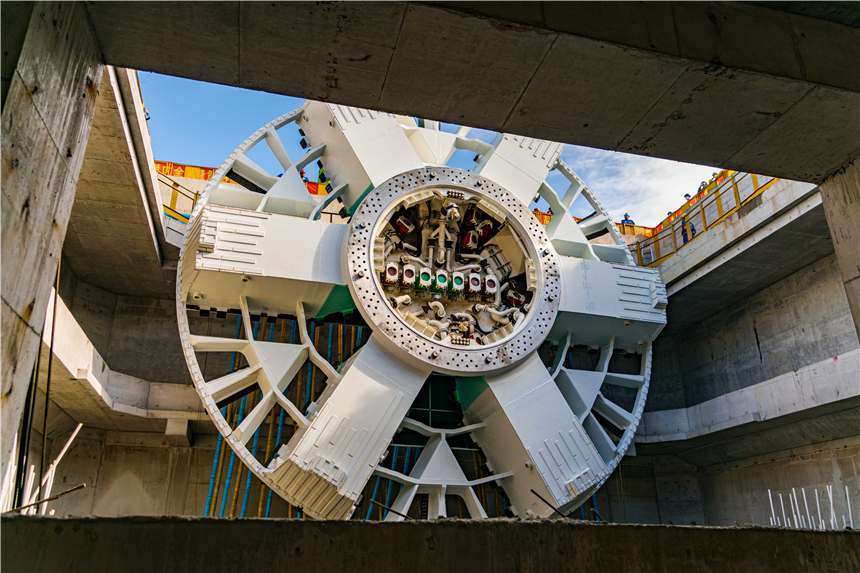 上海軌道交通崇明線“申崇號”盾構機刀盤順利下井