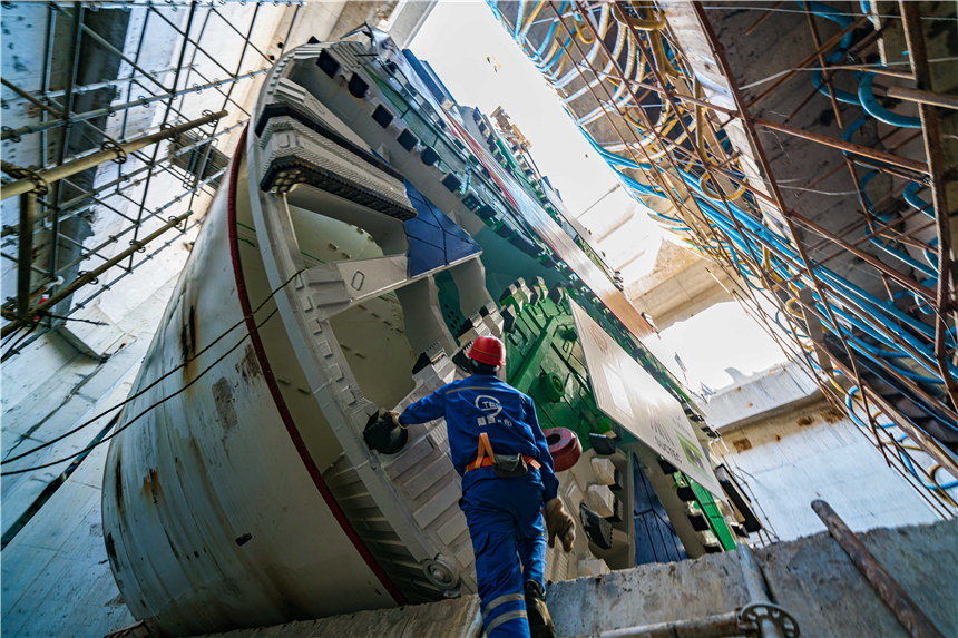 上海軌道交通崇明線“申崇號”盾構機刀盤順利下井
