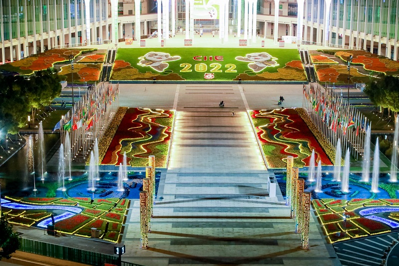 奏響高水平開放強音 中國大市場開啟世界大機遇——寫在第五屆中國國際進口博覽會閉幕之際  11月10日，第五屆中國國際進口博覽會在國家會展中心（上海）圓滿落幕。本屆進博會意向成交金額735.2億美元，比上屆增長3.9%，實現了成功、精彩、富有成效的預期目標。這五年，中國國際進口博覽會按照“辦出水平、辦出成效、越辦越好”的總要求，連續成功舉辦，展會質量持續提高，國際影響更加廣泛，已經成為中國構建新發展格局的窗口、推動高水平開放的平臺、全球共享的國際公共產品。[詳細] 