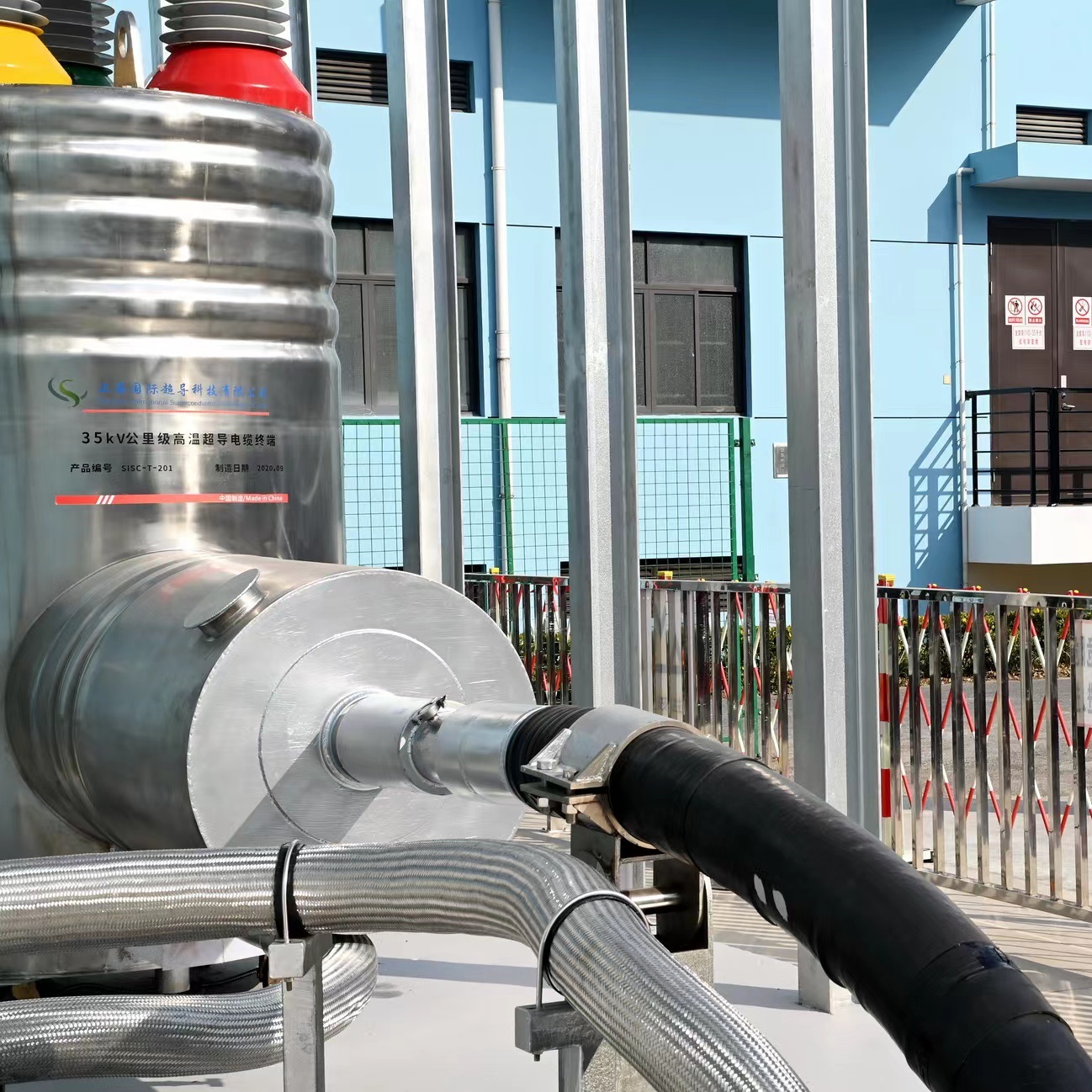 1.2公里超導電纜如何破解百萬居民的用電難題徐匯區位于上海市中心城區的西南部，這里高樓與窄巷并行，商圈與民居交融，常住人口超110萬人。這里電力負荷密度高達2.7萬千瓦，相當于……[詳細]