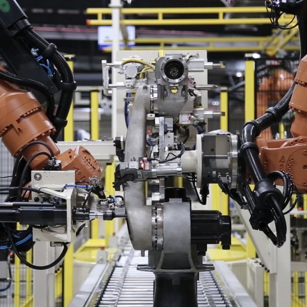 以創新為引擎，搶占數字經濟新賽道在2萬平方米的偌大廠房里，機器人在生產線上精準運行，幾乎看不到工人?！皺C器人制造機器人”，這個場景已經在位于嘉定區南翔鎮的上海新時達機器人工廠里。[詳細]