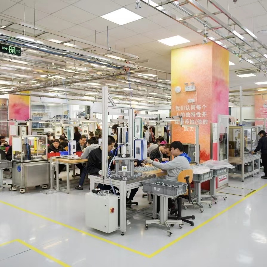 虛實深度融合 讓更多人群享受數字化紅利心智障礙員工阿杰有一個智能助理，在助理的引導下，阿杰可以在車間里輕松駕馭手里的工作，當他不小心漏裝一個零件時，隨即還會傳來“嘟嘟嘟”的提示音……[詳細]