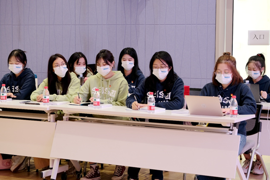 上海外國語大學學生理論宣講團成員在備課會現場認真學習交流