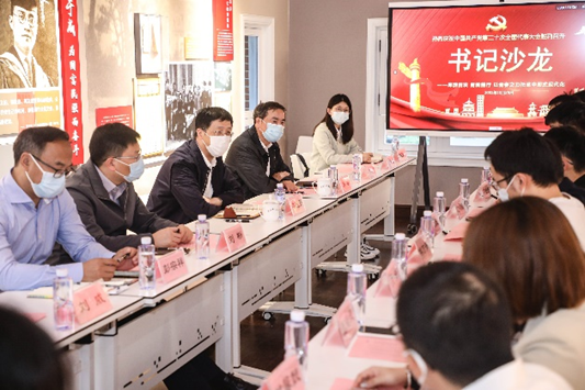 上海理工大學黨委書記吳堅勇在紅色教育基地與黨員代表暢談黨的二十大精神學習體會
