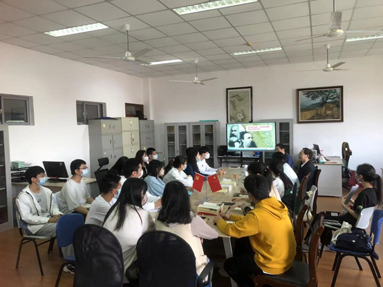 上海師范大學天華學院師生學習馬克思主義經典原著