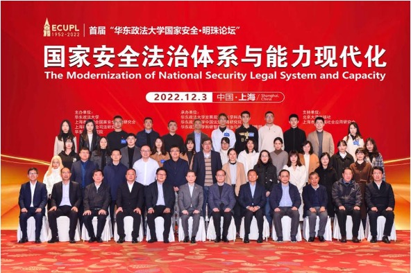 一群人站在臺上
描述已自動生成