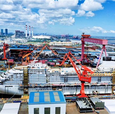 中國船舶業零的突破，國產大郵輪將從上海駛向深藍上海浦東，外高橋造船廠，一眼望去，高度約24層樓的國產首制大型郵輪正矗立在船塢內。2022年8月8日起，隨著我國第二艘大型郵輪開工建造，外高橋造船自此正式步入……[詳細]