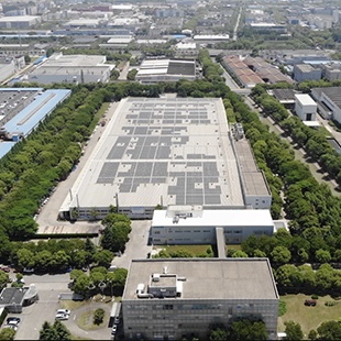 從光伏發電到"燈塔工廠""綠色低碳"融入這家企業基因“在光伏發電高峰季節，光伏發電系統每月的發電量高達20萬度，產生的可再生能源（電力）可以立即被生產消耗，剩余功率可自動反饋到電網，實現余電上網。[詳細]