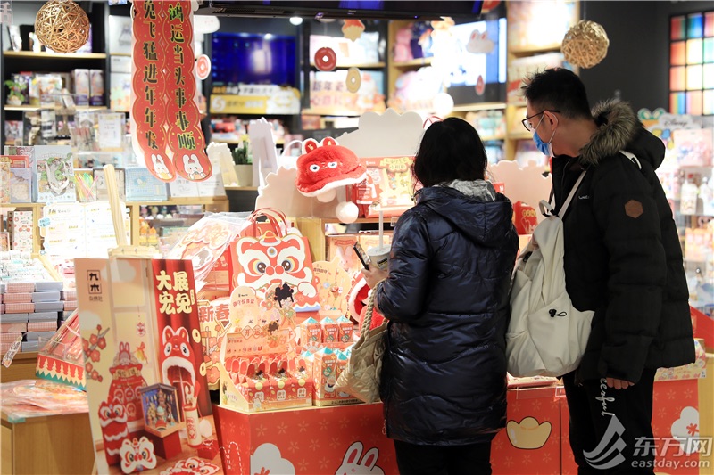 世紀大道商圈的商場和寫字樓布置一新，新年氣氛滿滿。