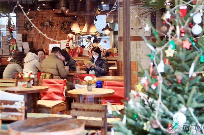 白領們坐在咖啡館里休息。