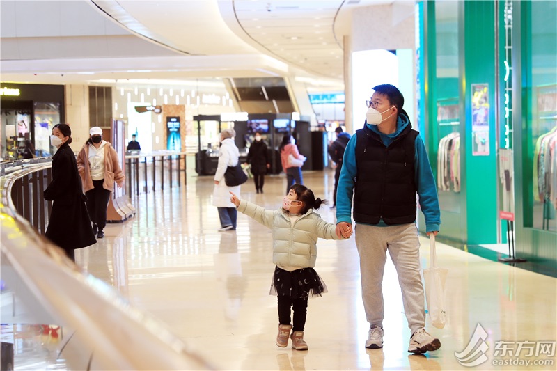 一對父女在逛商場。