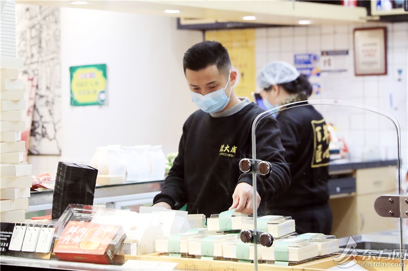 老字號餐廳的店員把新鮮出爐的糕點放在柜臺醒目位置。