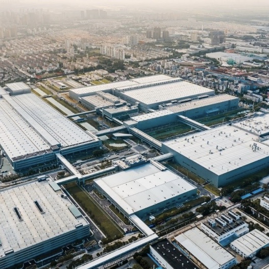 超1400臺工業機器人！這家純電動汽車工廠何以領跑行業？隨著全球制造業智能化進程的轉變，以往的制造技術、制造理念以及對于制造過程中的管控能力已跟不上時代需求，智能制造系統正成為未來制造業發展的關鍵。[詳細]