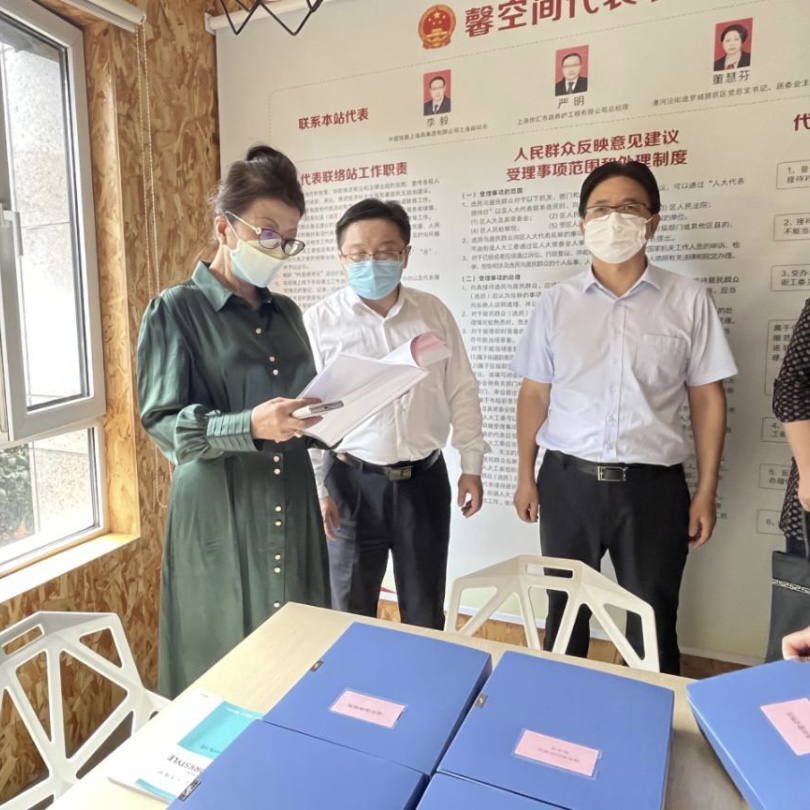 以黨建促凝聚，創新公租房治理新模式馨逸公寓是上海市籌大型公租房社區，小區總建筑面積20萬平方米，共有一期房源2222套、二期房源843套，位于上海徐匯區漕河涇街道轄區內。[詳細]