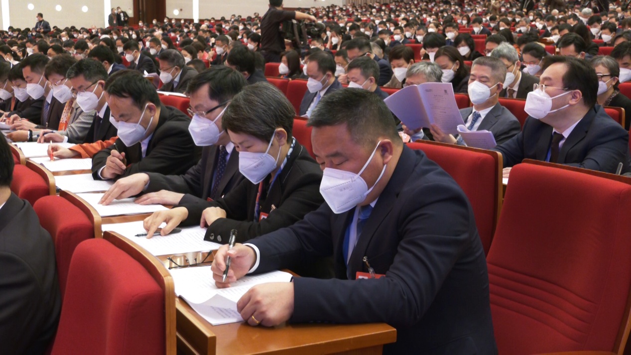 與會代表聽取政府工作報告。顧海民攝