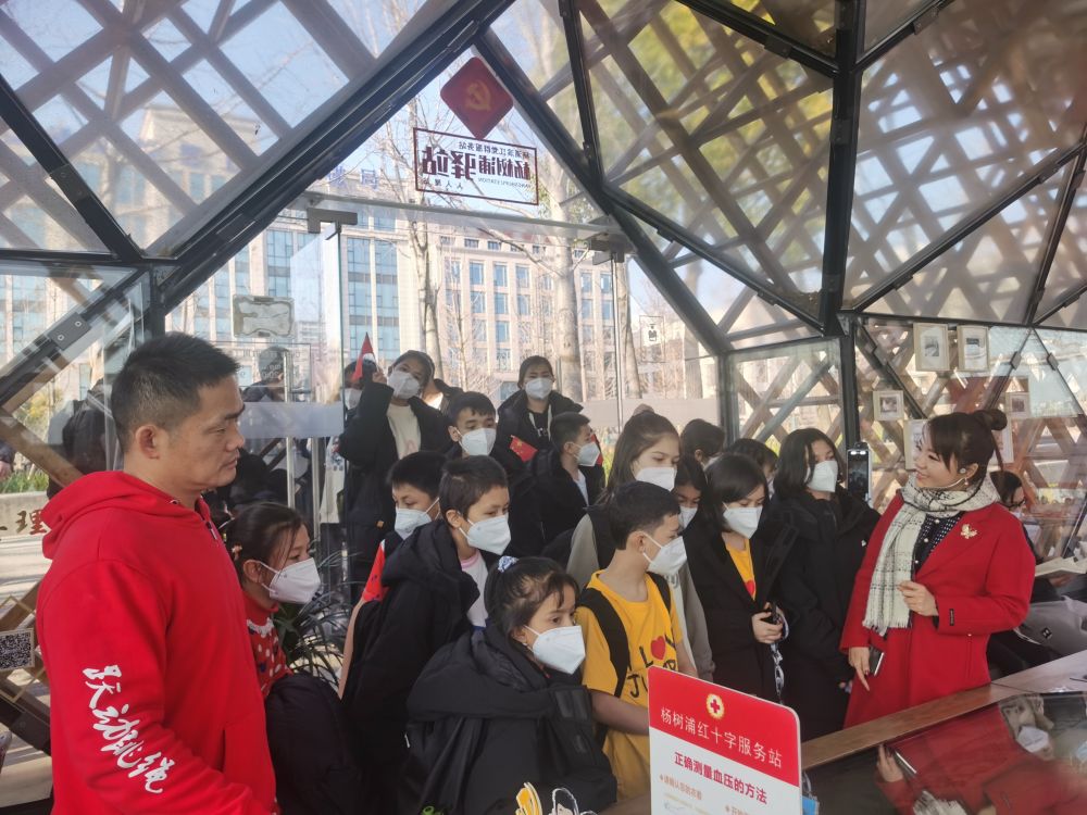 青少年們在楊浦濱江黨群服務站（人人屋站）聆聽講解。受訪者供圖