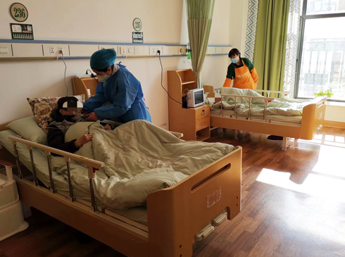 雞蛋、氧療、不濫用抗生素，感染過半的養老院防住重癥蔓延 “我們有260余位老人，截至目前，感染率超過70%”，在仁澤趙巷養護院，上海仁澤養老服務有限公司總經理金靜靜詳細講述了疫情發生后養護院里的抗疫舉措。“11月底，看到政策逐漸放開，我們覺得要做一些準備”，金靜靜說，院里迅速購置了十幾臺呼吸機，同時給所有職工和老人提升營養水平，在原有伙食的基礎上，每日增加一份牛奶和雞蛋，“政府也給了很多支持，區民政局和衛健委給予業務指導，做了很多培訓?！?#13;[詳細]