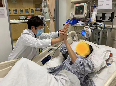 每個環節都再快一點！上海市一醫院與時間賽跑 “這位患者俯臥位通氣后血氧飽和度明顯好轉，可以幫他把身體翻回來了?！?月4日傍晚，市一醫院急診危重病科主任王瑞蘭正帶領團隊在重癥監護室進行“夜查房”。一位重癥肺炎患者在經過近30小時的俯臥位通氣后，血氧飽和度從90%上升到了96%，呼吸困難明顯改善，動脈血氣指標也趨于正常。10余位醫護人員站在病床兩側，小心翼翼地把患者從俯臥位翻身為仰臥，又為他進行了氣管插管護理。[詳細]