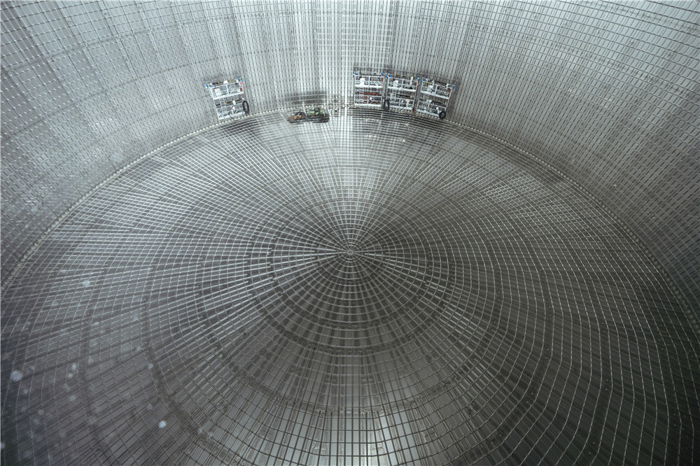 全球首座陸上薄膜型全容罐內景。張良攝