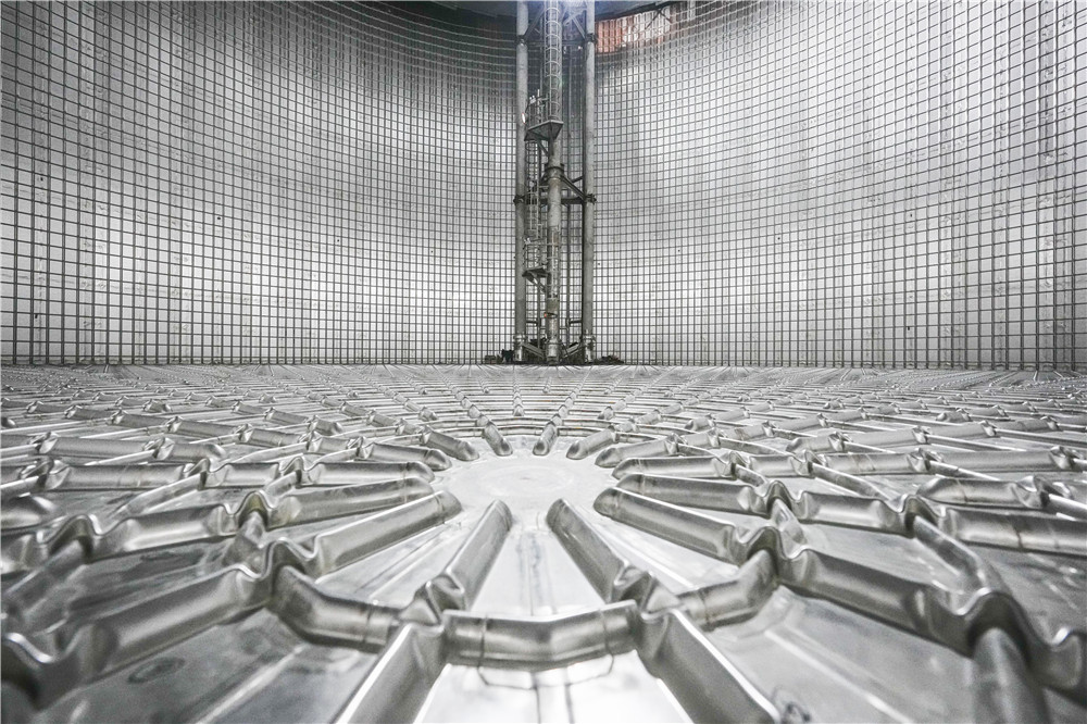 全球首座陸上薄膜型全容罐內景。張良攝