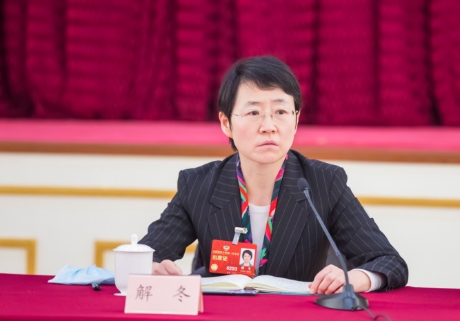 解冬委員在集中學習總書記重要講話精神會議現場發言。