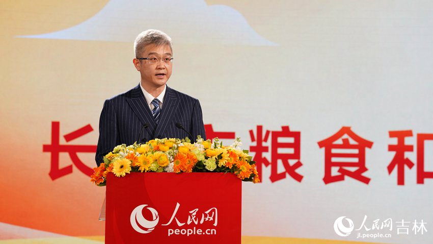 長春市糧食和物資儲備局黨組書記、局長盧天恒推介。人民網 石天蛟攝