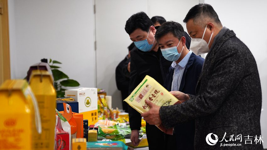 嘉賓參觀現場長春大米和鮮食玉米展區。人民網 石天蛟攝