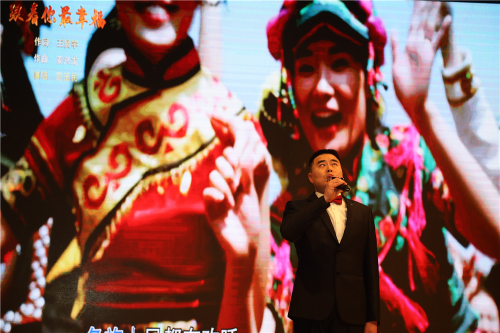 蘇州市殘疾人藝術團表演的獨唱《跟著你最幸?！?。