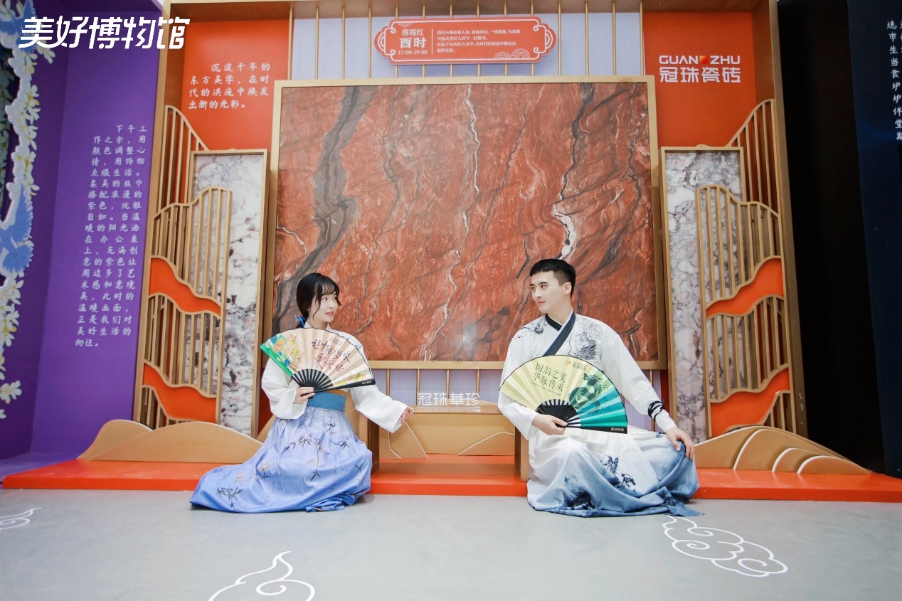 觀眾身著漢服打卡“酉時落霞紅”展區。美好博物館供圖