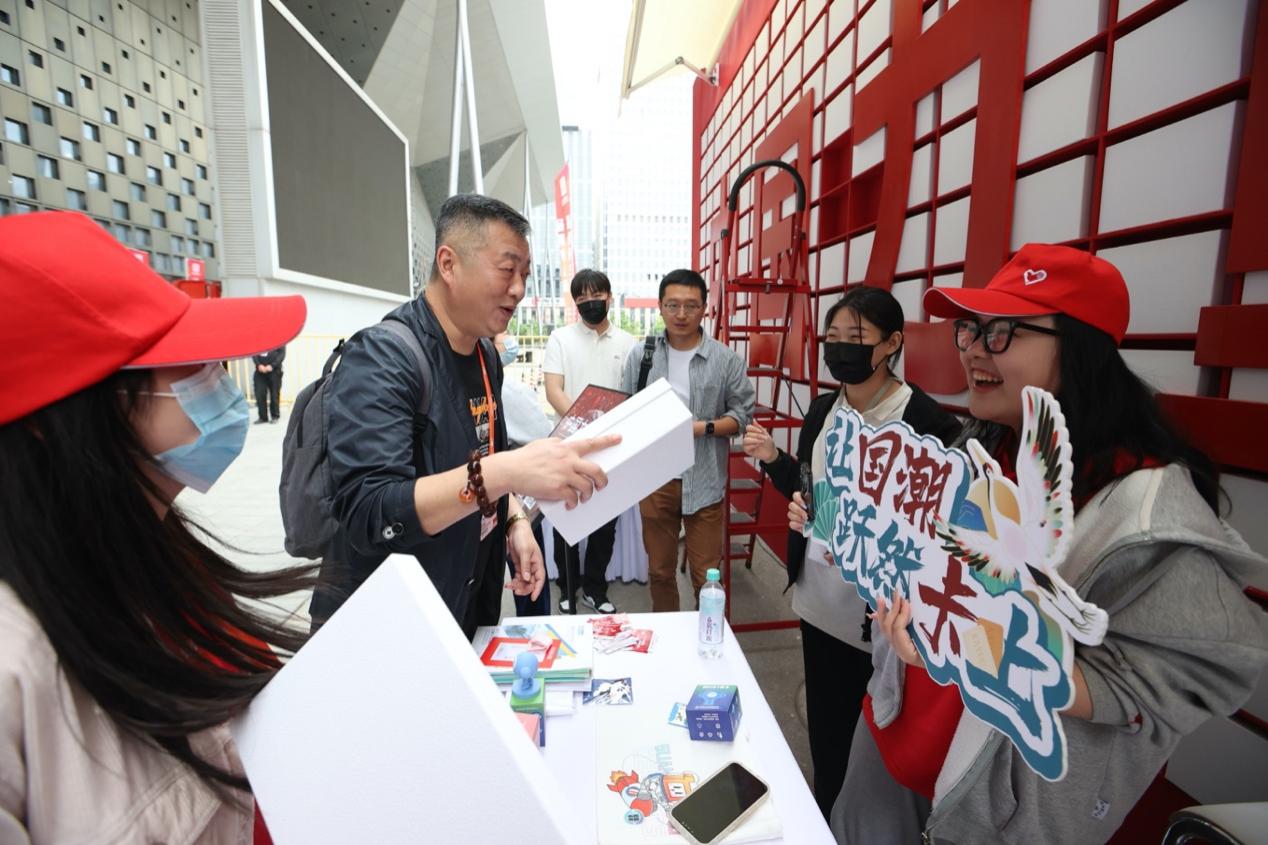 “中國力量”展區的觀眾。人民網馬作鵬攝