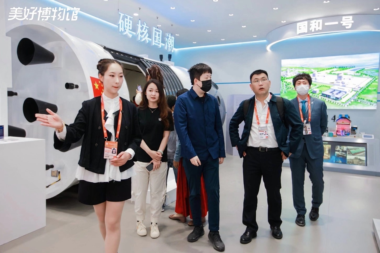 講解員武佳琦（右一）帶領觀眾參觀博物館。美好博物館供圖