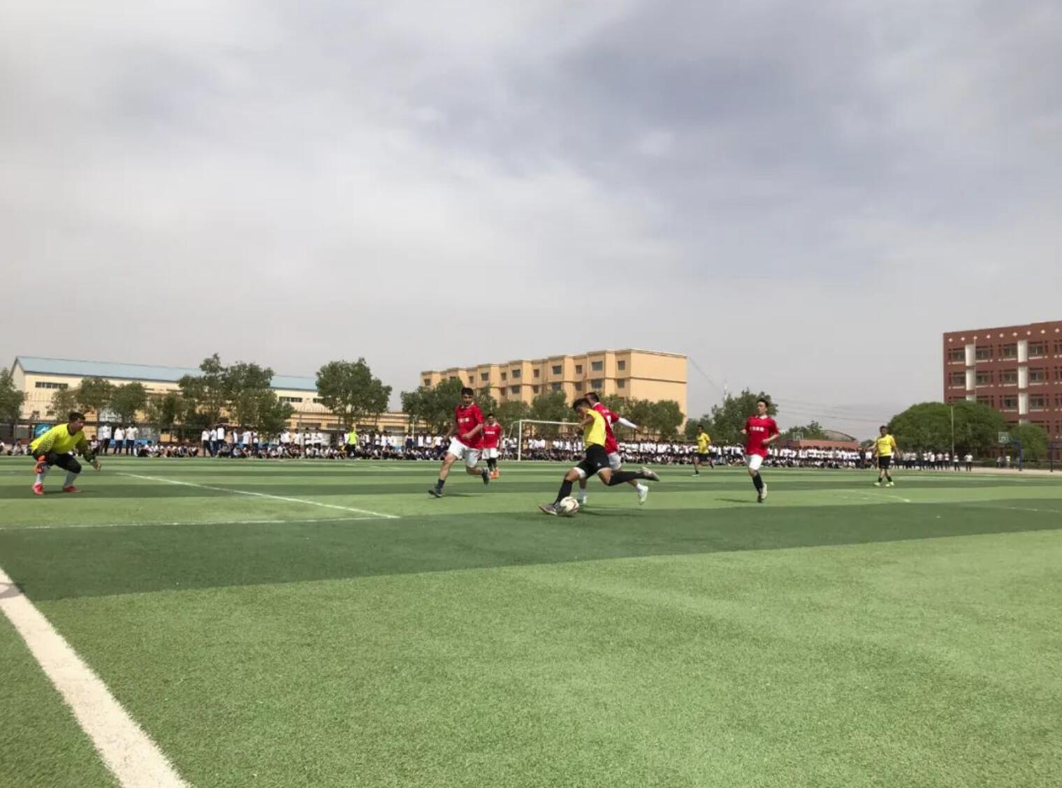 “運動交往、校際交流、文化交融”——巴楚縣舉行第一屆“鹿誼杯”教職工足球邀請賽